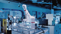 这里看不见穿戴白大褂、手持试管凝思察